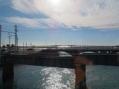 ちょっとわかりづらいですが
一番奥が『はまゆう大橋』、中央が『浜名湖大橋』
と橋が重なっています。
車窓からなので、ちょっと難しい。
弁天島駅周辺は眺めがいいので、カメラスタンバっておかないと
一瞬のチャンスを逃してしまいます。