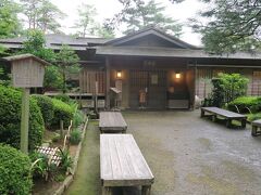 5代藩主・綱紀が兼六園を作庭した頃からあった兼六園内の別荘で、主に茶の湯に利用されていました。