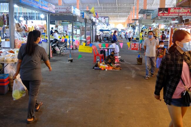 9月16日(金)　8:03　ラッタナコーン市場で買い物