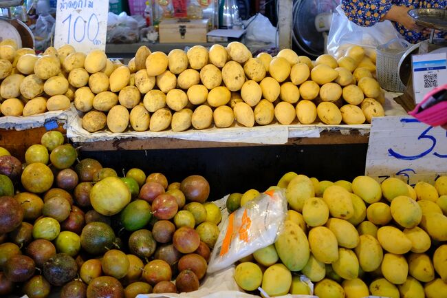 ラッタナコーン市場で買い物<br />マンゴーと　左下は　パッションフルーツ