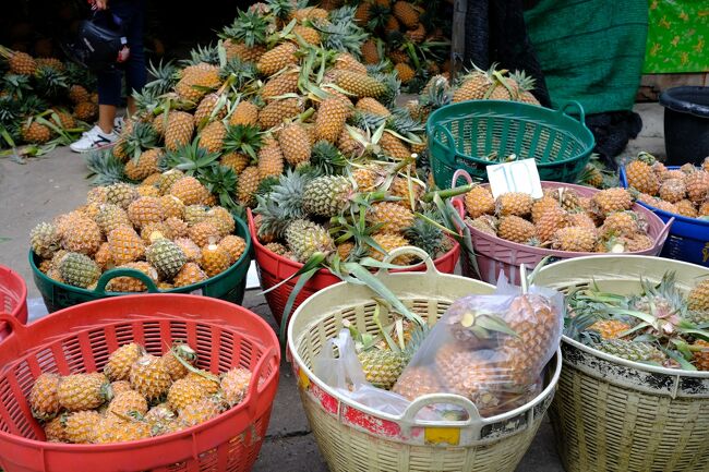 ラッタナコーン市場で買い物<br />パイナップル