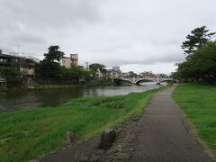 反対側には浅野川大橋。