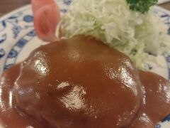 洞爺湖でのランチは、私がずーっと食べたいと言っていたスープカレーのお店を夫がネットで見つけてくれててそこに行く予定だったのですが、なぜか開いていないという・・・。なーんか、ニセコに続きこんなのばっかり！

急遽「望羊蹄」さんでハンバーグ。美味しかったです。
結構込み合ってて少し外で待ちました。
