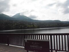 2日目最初の目的地はオンネトー
アイヌの言葉で「年老いた沼」「大きな沼」を意味する「オンネトー」は、雄阿寒岳の噴火によって螺湾川の流れが止められてできた湖。
