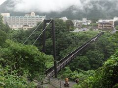 鬼怒楯岩大吊橋は、ゆったりと女性的な鬼怒川と、川岸にそびえる巨大で男性的な楯岩から、男性と女性を結ぶ橋として "縁結びの橋" と呼ばれています。