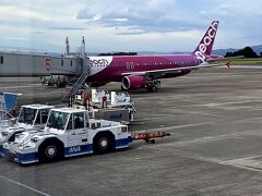 ＰＭ５時。定刻どおり無事「鹿児島空港」に到着。

着陸前は少し揺れましたが、台風１４号の影響は全く感じられなかった。
