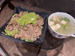 〆に米が食べたくなり伊勢丹地下で牛しぐれ丼を購入。200円引きになってて嬉しい～。
こんなことができるなんて、駅近ホテルにして正解♪