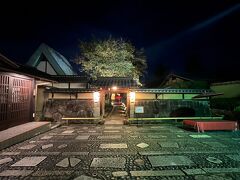 19時前に、ゆどうふ専門店「南禅寺順正」に到着。

お店の前にはスタッフがお待ちかね。
歓迎のおもてなしが嬉しいわぁ。