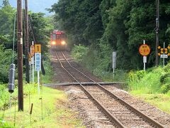 亀嵩を朝9:18に出る列車に乗りたいと旅館の主人に伝えたら、車で送ってくれるという。有難いことである。
朝の亀嵩駅はひっそりとしていた。主人と別れ駅のホームで列車を待つ。列車は時刻通りに出雲横田方面からやってきた。誰も乗っていなかった。亀嵩から一駅だけ乗り出雲三成で下車する。