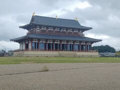 平城宮（跡）の「第一次大極殿」（復元）です。
「奈良文化財研究所 平城宮跡資料館」の無料駐車場に車を停めて、徒歩10分位でした。
