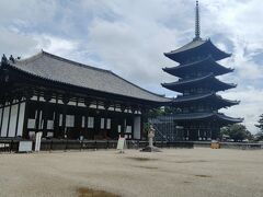 興福寺五重塔です。
730 年に、藤原氏によって創建されたそうです。