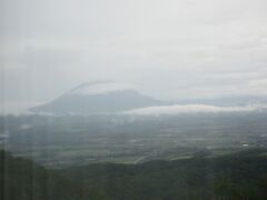 朝起きてみると、羊諦山が雲をかぶってうっすらと見えました。形が確認できるだけでも嬉しい感じです。昨日は全く見えなかったので。