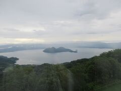 バッチリと洞爺湖と中島が見えます。天気が回復するのを祈っていてくれる方がいるからでしょう。