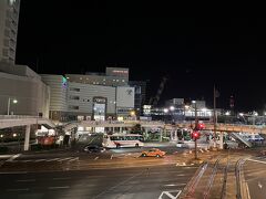 長崎駅の夜。ドーミーインPREMIUM長崎ホテル近く、長崎駅で夕食にします