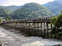 久しぶりの嵐山・渡月橋。
平日人では人出は少ない。
修学旅行生、レンタルの和服の男女、鞠サポも少々。
外国人がいない京都はひさしぶりだな。