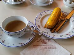 ヴォージュ広場にあるカフェ　Caretteにて休憩。
これはレモンのエクレア。この後、マレ地区を散策しました。