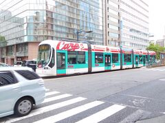 袋町駅のカープ模様の路面電車