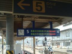 香椎駅です。12:09発の電車に乗り、海ノ中道駅へ向かいます。