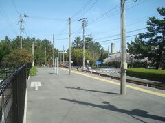 12:25、海ノ中道駅へ到着しました。駅のホームから桜が見えます。