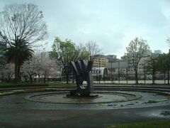 博多駅から徒歩10分程で、中比恵公園に到着しました。謎のオブジェと、満開の桜。
福岡市ホームページによると、ハローアンドグッバイという作品名のようです。