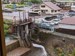 ホテルの夕食は8時しか席がないというので、バスターミナル近くの中華　王府井へ
客が少ないからか、メニューが多いのに料理が同じようなものばかりで残念
量は多いけど、この時は味が薄っぺらい
早く客足が戻るといいですね。

