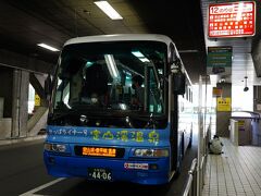 札幌駅には、1時間半足らずで到着した。今宵の宿がある定山渓へは、駅前にあるバスターミナルから向かう。利用したのは、予約していた12時30分発の『定山渓温泉かっぱライナー』である。定山渓温泉は、札幌市街地の南西の山間に佇み、札幌の奥座敷と呼ばれている。バスは、市街地を抜け、その山間へと入って行く。