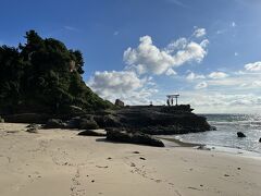 ホテルから歩いて３分ほどのところにある、白浜神社
海に突き出た鳥居