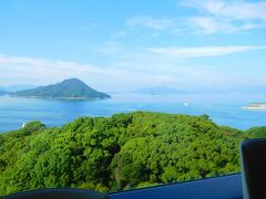 広島湾に浮かぶ似島
その奥が日本海軍の軍港だった江田島です
ホテル最上階レストランから