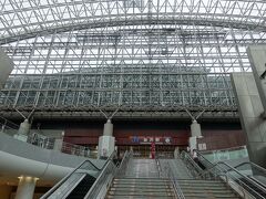　もてなしドームの地下にもぐれば、広大なイベント広場です。
　整備新幹線の各駅の中でも、金沢駅の規模と賑わいは、群を抜いています。東京直結というのは強いですね。福井や敦賀の期待も分かります。

