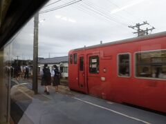 　高岡でも１０分乗り換えで、氷見線の列車に乗り換えました。通学客が多く、「あいの風とやま鉄道」からの乗り換えや、途中の越中中川からの乗車も多く見られました。
　しかも逆方向の列車も、高校生で満員状態。双方向輸送は効率がよいけど、破格値の通学定期客ばかりでは厳しかろうとも思います。
