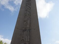 テオドシウス1世のオベリスク
オベリスクとは「古代エジプト期からはじまる神殿などに立てられた記念碑の一種。byWiki」
テオドシウス1世（347-395年）はローマの皇帝だそうです。