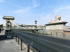 【くさり橋(Szechenyi Lanchid)】
世界遺産(「ドナウ河岸とブダ城地区およびアンドラーシ通り」として)
 
全長380m。ブダペスト市内のドナウ川沿岸で最初に架かった橋。
西岸のブダ地区と東岸のペスト地区を結んでいる。
ハンガリー人セーチェーニ・イシュトヴァーン伯爵の支援のもとで造られたため、正式名称はセーチェーニ鎖橋という。
第二次世界大戦でドイツ軍により破壊されてしまったので、現在の橋は1949年に当時を再現して建設されたもの。ヨーロッパで最も美しい橋のひとつと評される。(by wikipedia)