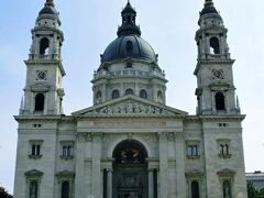 【聖イシュトヴァーン大聖堂（Szent Istvan-bazilika)】
 
ハンガリー国会議事堂と並んで、ブダペストで最も高い建造物。
1905年完成。正面には2つの大きな鐘楼がある。
南の鐘楼にある鐘は重量9t以上あり、ハンガリー最大の鐘。
現在の物は2代目であり、初代の物はほぼ8t近くあったが、第二次世界大戦の際鋳潰されて軍用に使われた。
教会の名前は、1083年に列聖されたイシュトヴァーン1世の右手のミイラが保管されていることから。(by wikipedia)