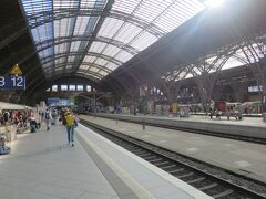 17:34、定刻より24分遅れてライプチヒ中央駅に着きました！
駅舎の総面積はヨーロッパ最大だそうで、東欧によく見られるドームに覆われた駅構内は壮観です。
