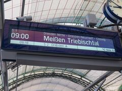 08:45、ドレスデン中央駅にやってきました。ドレスデンからマイセンまでの鉄道乗車券は1人片道7.1ユーロ。運賃はゾーン制できっぷには行き先が書かれていませんでした。

列車はS1系統と呼ばれる近郊路線。9時発のマイセン行きを待ちましょう。下車予定のMeissen Altstadtの先、Meissen Tribischtalまで行く列車です。