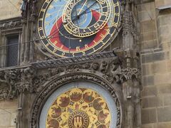 旧市庁舎で何より有名なのはこの天文時計。なぜこんなところに天文時計？と思いましたが、ヨーロッパの街には古くからチラホラあったようですね。天文学と計時が密接に関係していたからでしょうか。