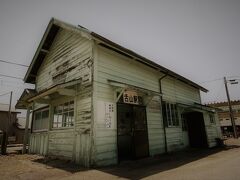 一部アルミサッシとなっていますが、当時の姿で残っています。

■舌山駅
・1922年（大正11）黒部鉄道の駅として開業。
・2010年（平成22）駅舎壁面の塗替えを行う。
－－－－－－－－－－－－－－－－－－－－－－－－－－－－－－－－
舌山駅は、BTS presents「King of the retro（レトロの中の最強）」にノミネートされました。果たして、どの駅が受賞するでしょうか、全線取材後に発表します。