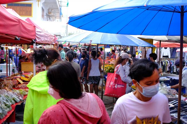 お寺の市場で買い物