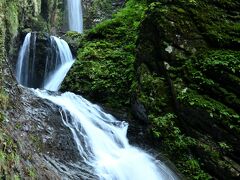 ついに「竜化の滝」が目の前に！
岩肌を三段にわたって流れ落ちる様子が、白竜が天に昇っていく姿に見えることから名付けられたそうで、高さは約60メートルもあるんだとか。