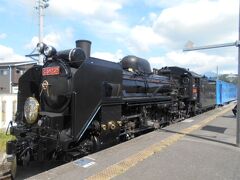 遠野駅ではホームの反対側に釜石から走ってきた
SL銀河が休んでいました。