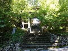 28番札所・大日寺（だいにちじ）

空港から15分ほどで大日寺に到着です。クルマの中でお遍路スタイルに着替えます。なんだかこれだけで堂々とお寺巡りができるような気分にさせてくれます(^-^;