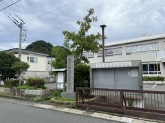 投宿の跡から歩いて数分のところにある、吉田松陰拘禁之跡の碑。
下田湾に停泊するペリーの艦船に乗り込もうとしたが拒絶され、その後自首して拘禁されたのがここ。当時は長命寺がありました。