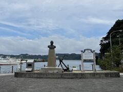 下田公園の麓、湾に面した公園に立つ、ペリー上陸の碑