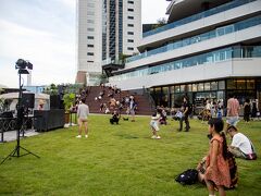 再びウォーターズ竹芝。
DJが皿まわしてます。

こちらは盆踊り会場の雰囲気とは違い
若めでパリピな雰囲気。