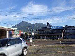 6:38着　猪苗代駅。磐梯山が良く見えます。ここから猪苗代登山口へは、タクシーで約１０分。駅舎などの写真を撮る時間もなく早朝は、タクシー台数が２台しかいないので、駅舎などの写真を撮る時間もなく、慌てて２台目に乗車。