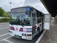 萩・石見空港へは5分ほどの遅れての到着でした。
ここからバスで益田駅へ向かいます。
・萩・石見空港10:05発　→　益田10:17着