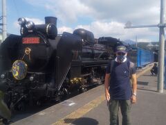 でもこのSL銀河は子供の頃に見た蒸気機関車
よりも小さいなぁ…？
その理由はすぐに分かりました。
子供の頃は私の体が小さかったのです。
当時のSLは今目の前にある蒸気機関車の1.5倍の
大きさの見上げるような巨大な鋼鉄モンスターに
見えたのです。

