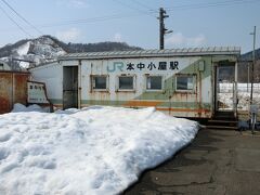 次は、本中小屋駅に来てみました。
石狩金沢駅の次の駅となっています。

こちらも、2017年3月のこと。
雪がまだまだ残っています。
そして、雪の影響か、駅の建物（といっていいのか…）脇にある駅名標（でもないのか？）が曲がってしまっている…