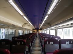ご覧の通りガラガラの車内。
が、社内アナウンスで「本日は指定席は満席です。今空いていても途中から乗車されるお客様がいらっしゃいますので指定通りの席に座ってください」と。
やっぱり満席なのね。
