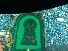 ビジターセンターの映像で上空からの仁徳天皇陵を見る。
デカっ。